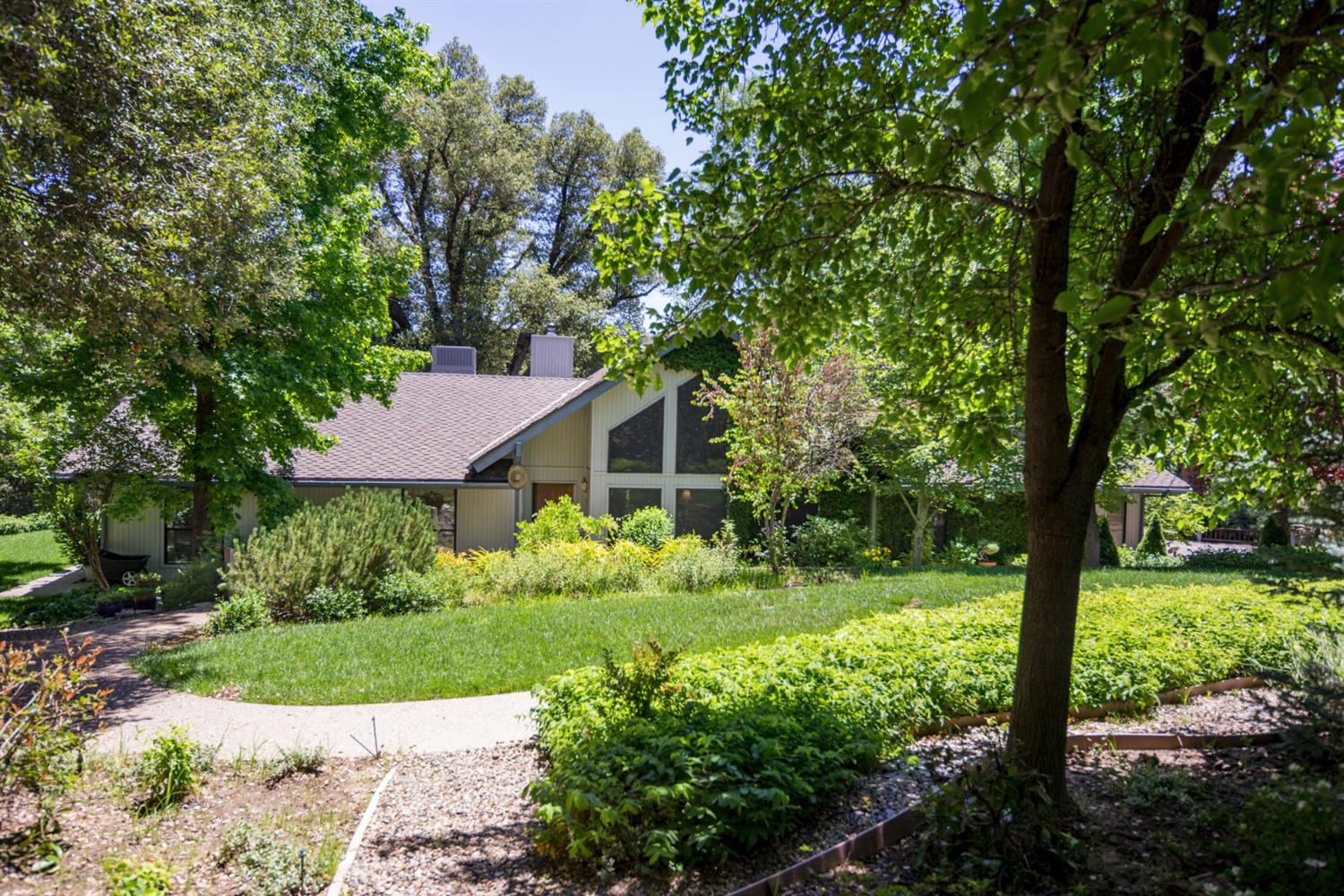 London Properties Oakhurst Real Estate 49501 Meadowwood Rd