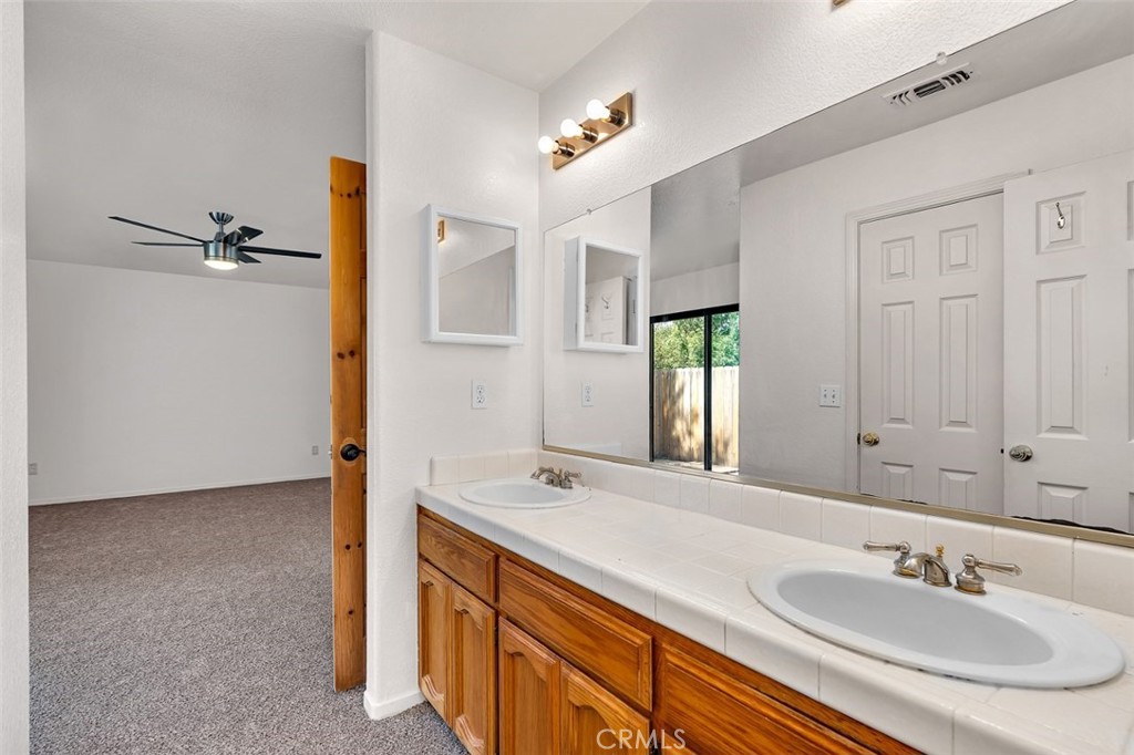 38475 Sierra Lakes Dr, Oakhurst, CA 93644