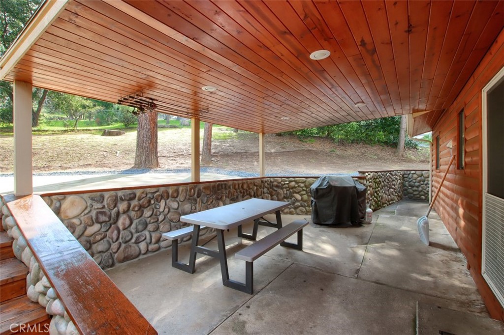 42583 Shady Ln, Oakhurst, CA 93644