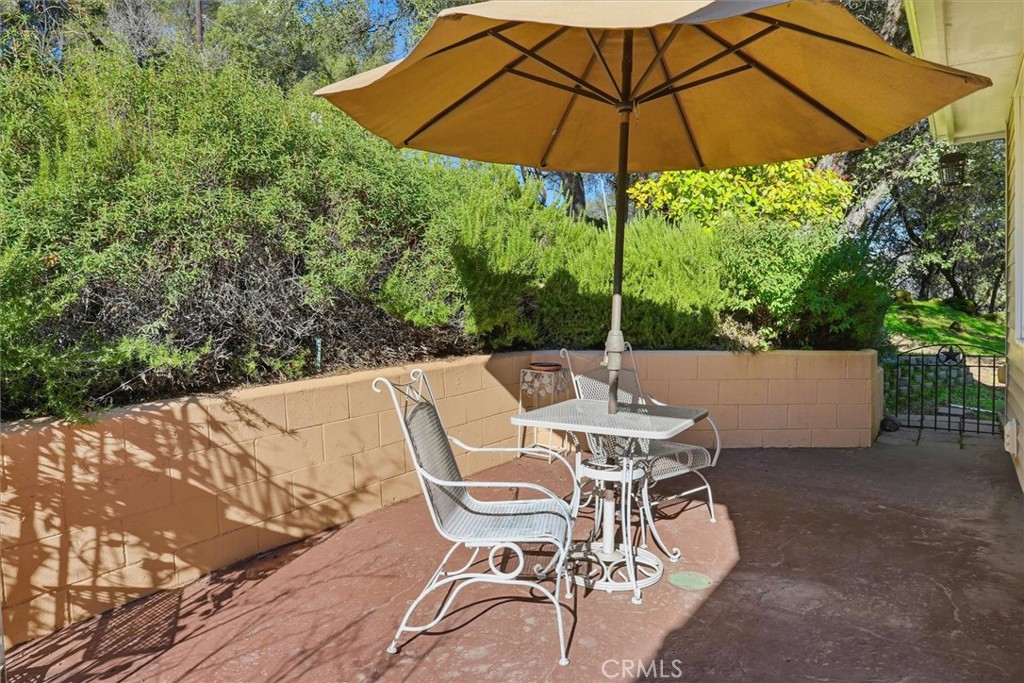 39309 Forest Park Ln, Oakhurst, CA 93644