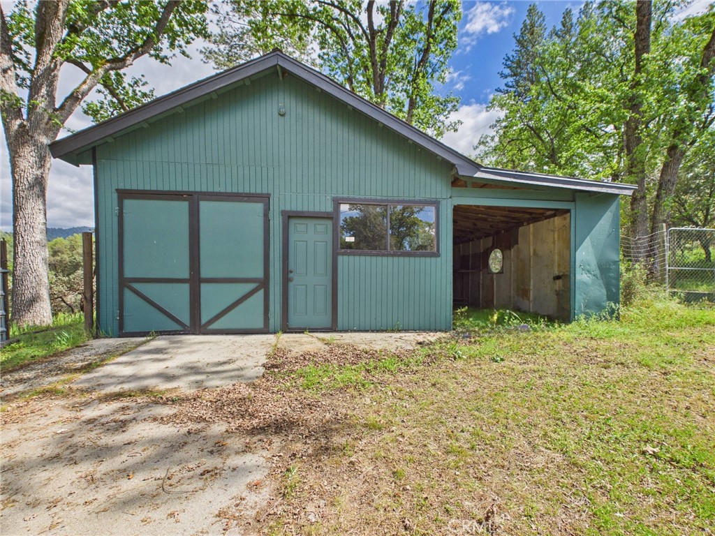 37777 China Creek Rd, Oakhurst, CA 93644