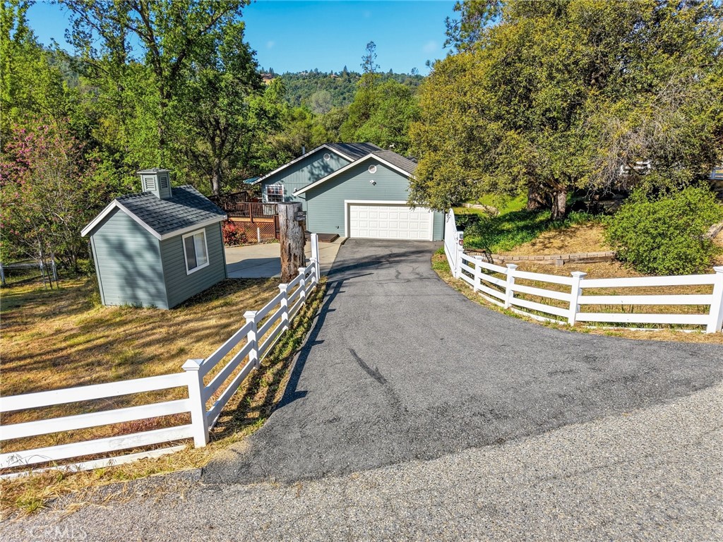 37927 China Creek, Oakhurst, CA 93644