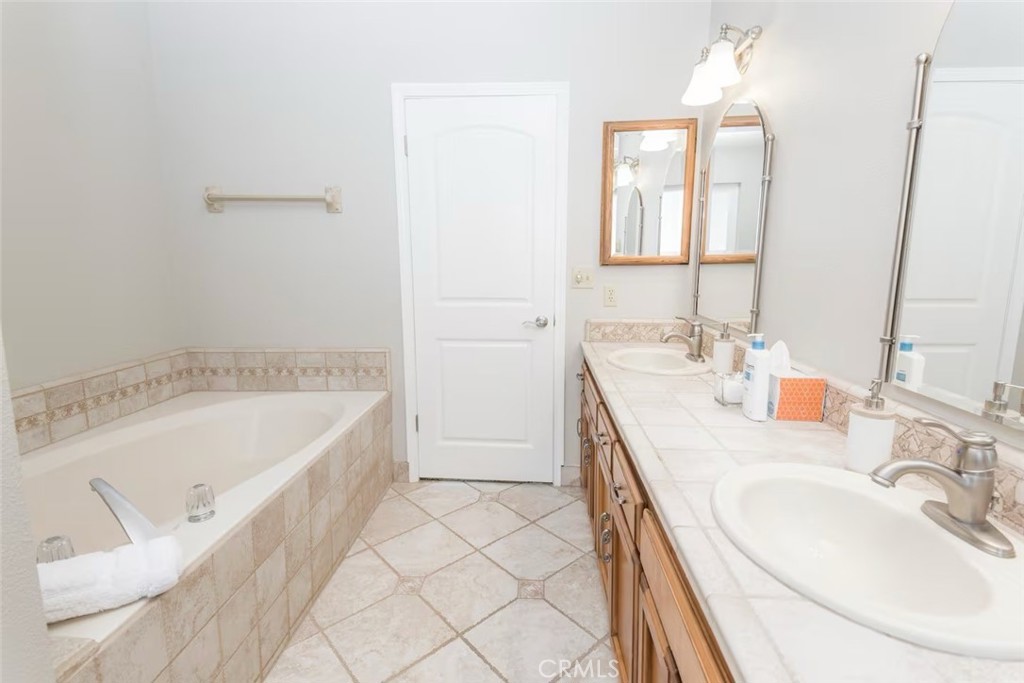 50616 Woodside Ln, Oakhurst, CA 93644