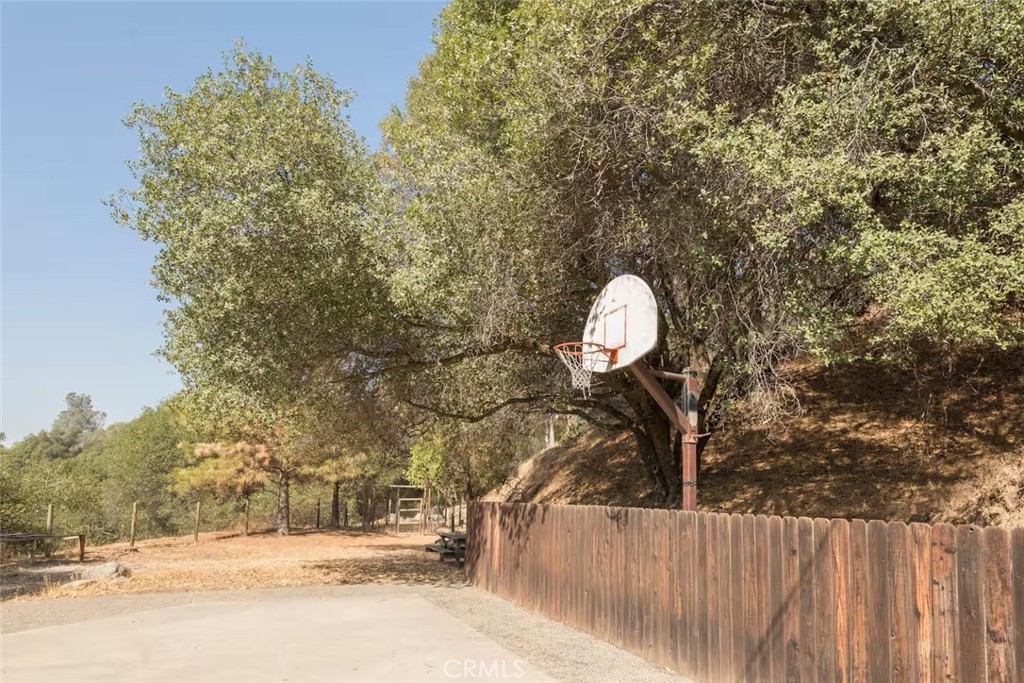50616 Woodside Ln, Oakhurst, CA 93644