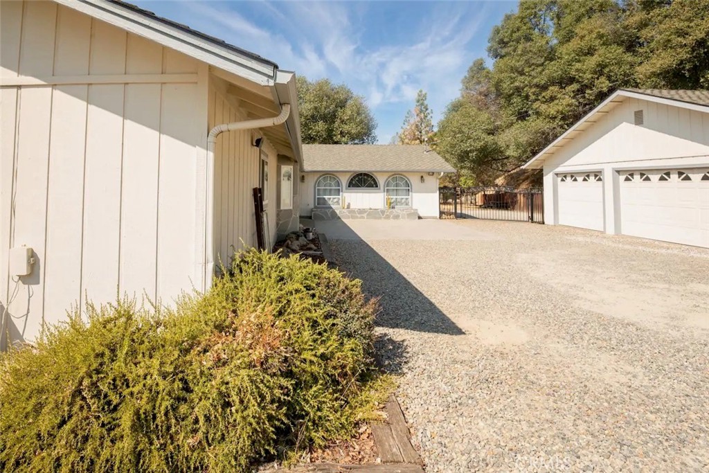 50616 Woodside Ln, Oakhurst, CA 93644