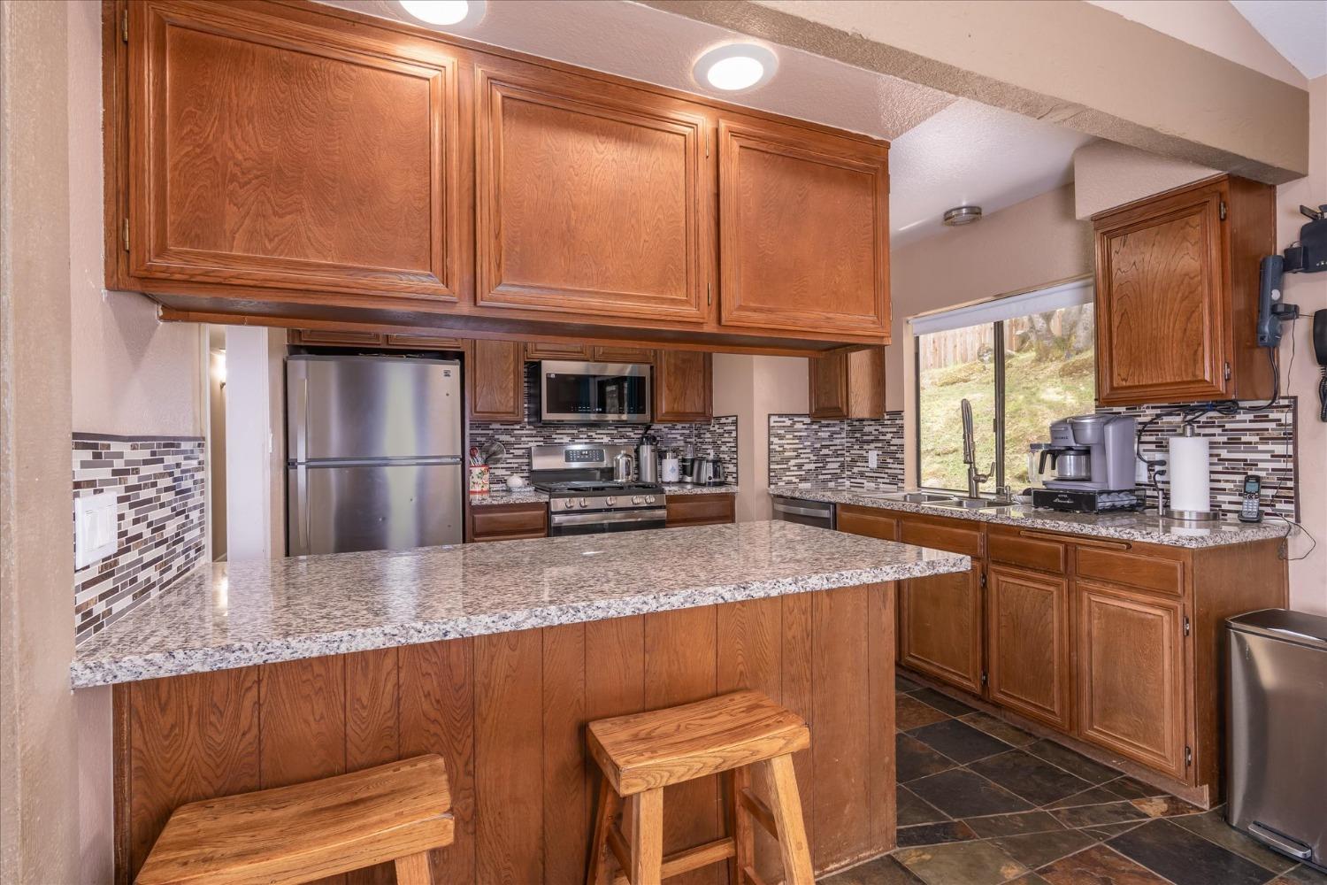 40879 GoldsideDr, Oakhurst, CA 93644