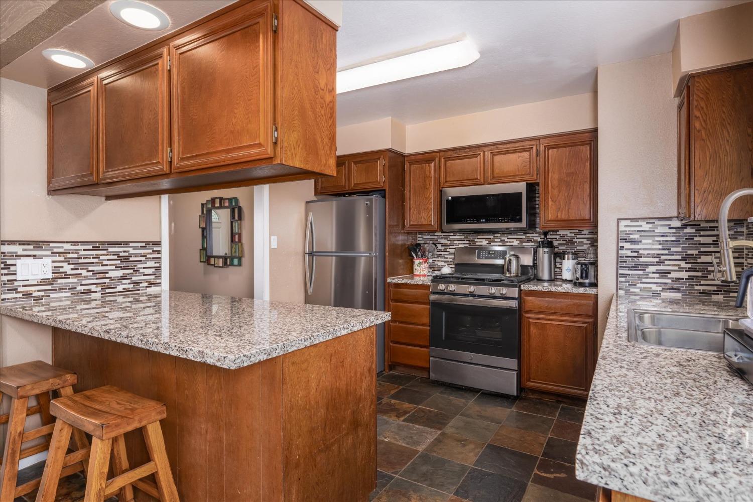 40879 GoldsideDr, Oakhurst, CA 93644