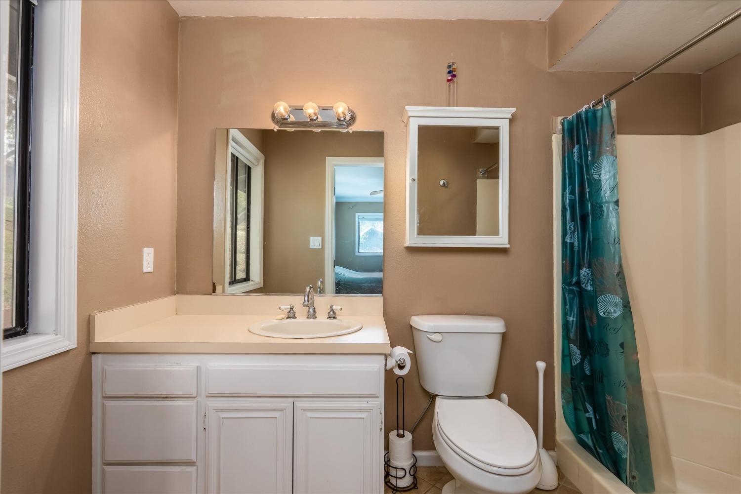 40879 GoldsideDr, Oakhurst, CA 93644