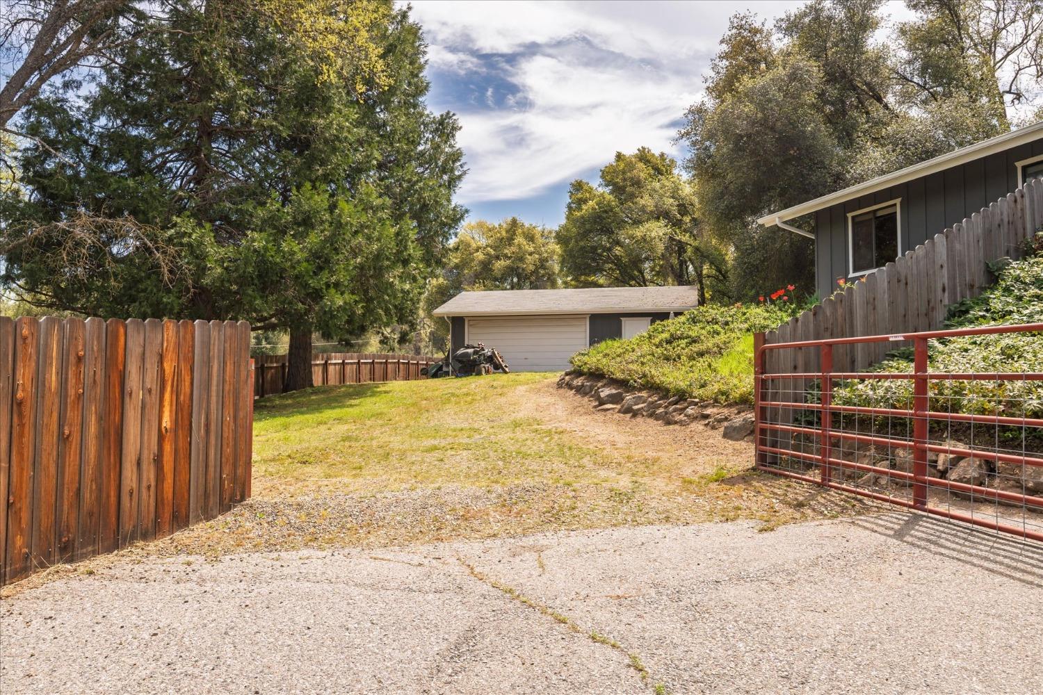40879 GoldsideDr, Oakhurst, CA 93644