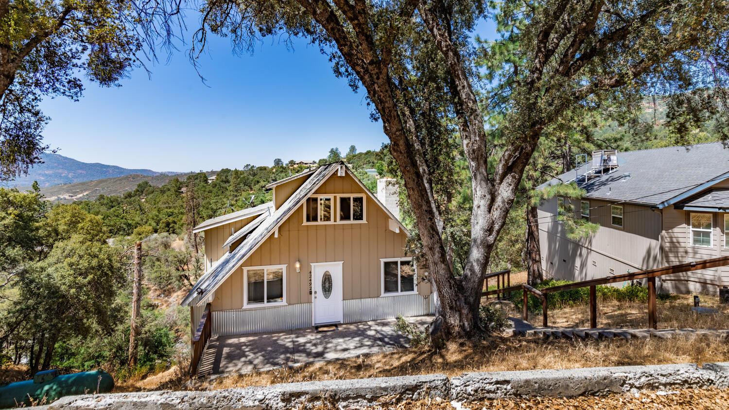 42492 Buckeye Rd, Oakhurst, CA 93644