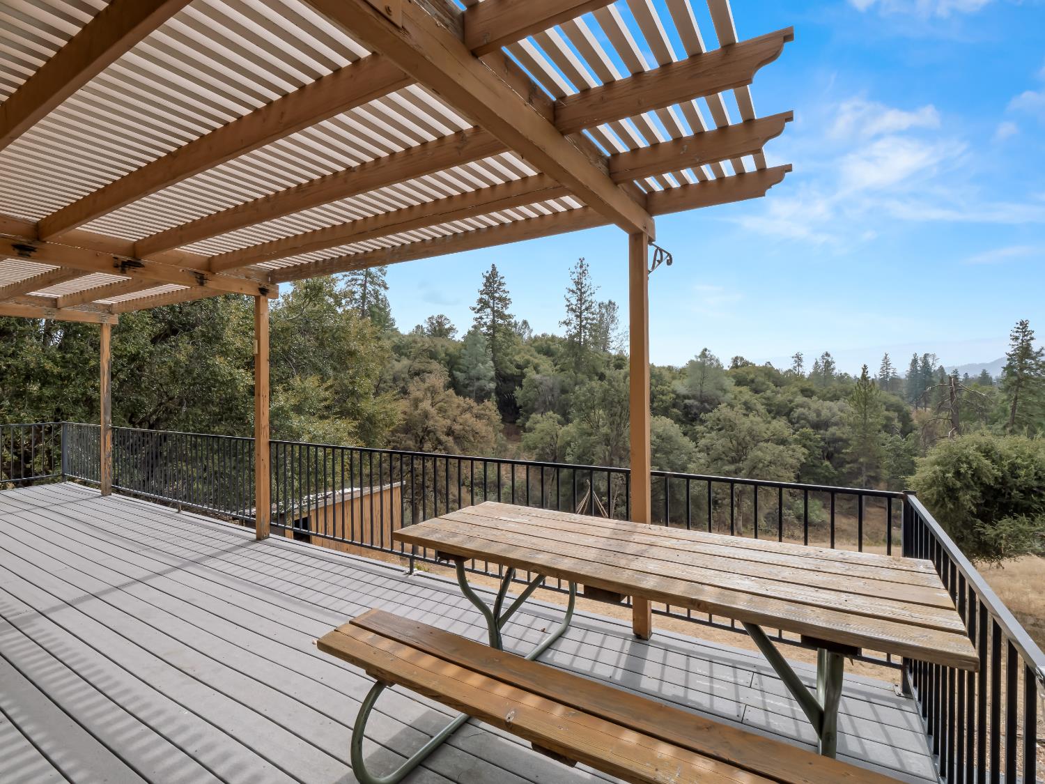 43044 Country Club Dr W, Oakhurst, CA 93644