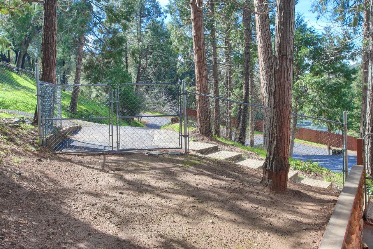 42583 Shady Ln, Oakhurst, CA 93644