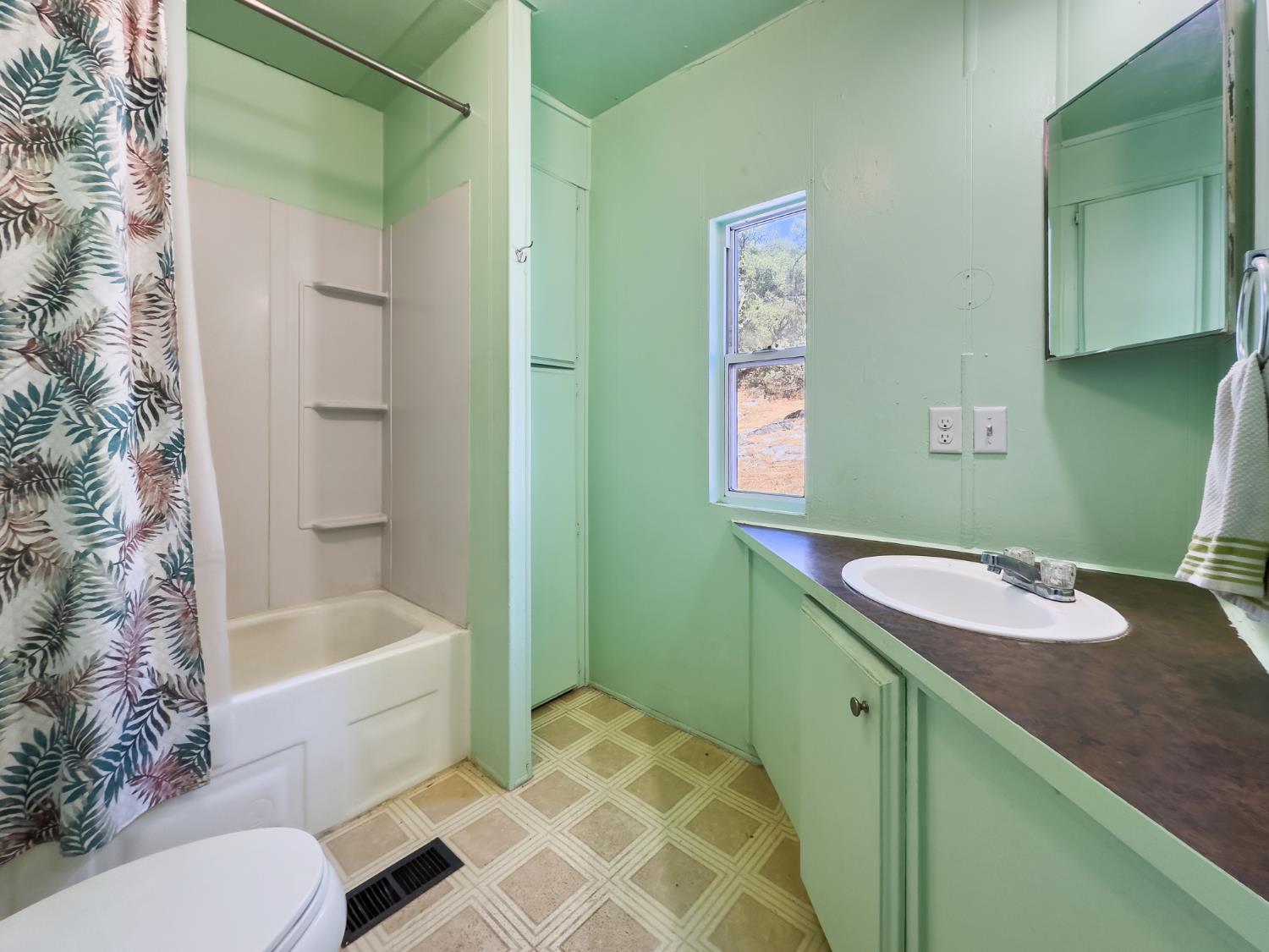 40882 Jean Rd E, Oakhurst, CA 93644