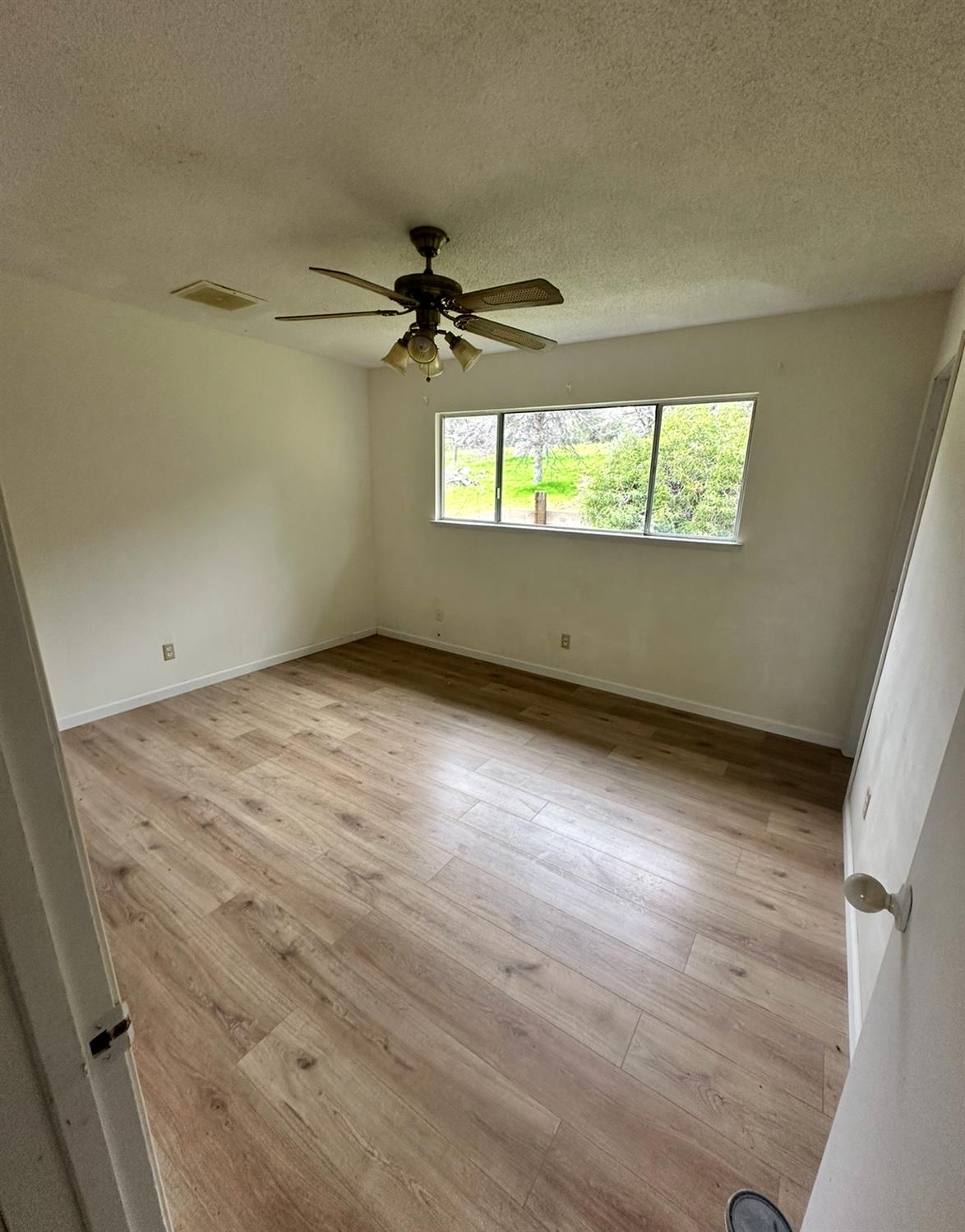 42912 Country Club Dr E, Oakhurst, CA 93644