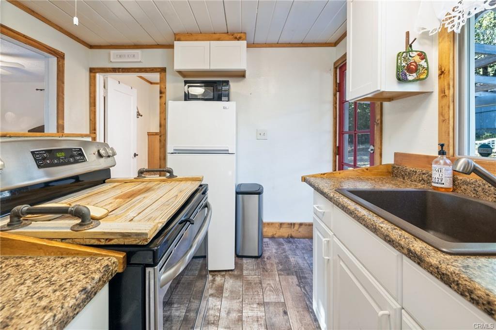 43207 W Sugar Pine Dr, Oakhurst, CA 93644