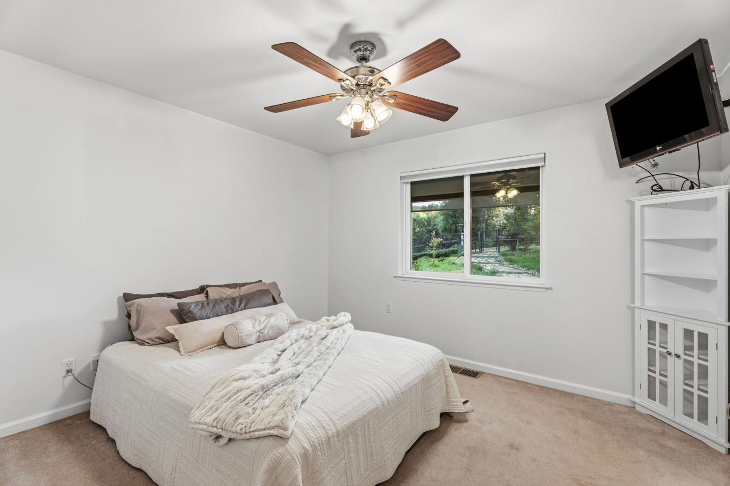 45012 Mockingbird Ln, Oakhurst, CA 93644