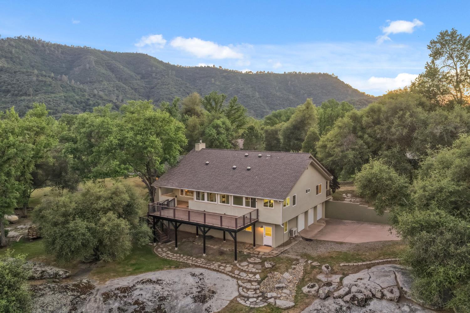 45012 Mockingbird Ln, Oakhurst, CA 93644