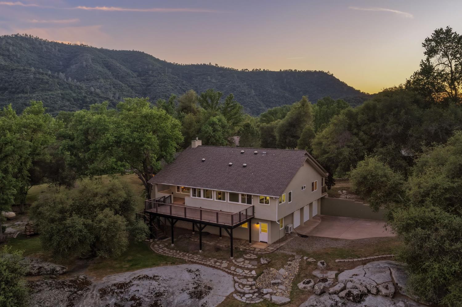 45012 Mockingbird Ln, Oakhurst, CA 93644