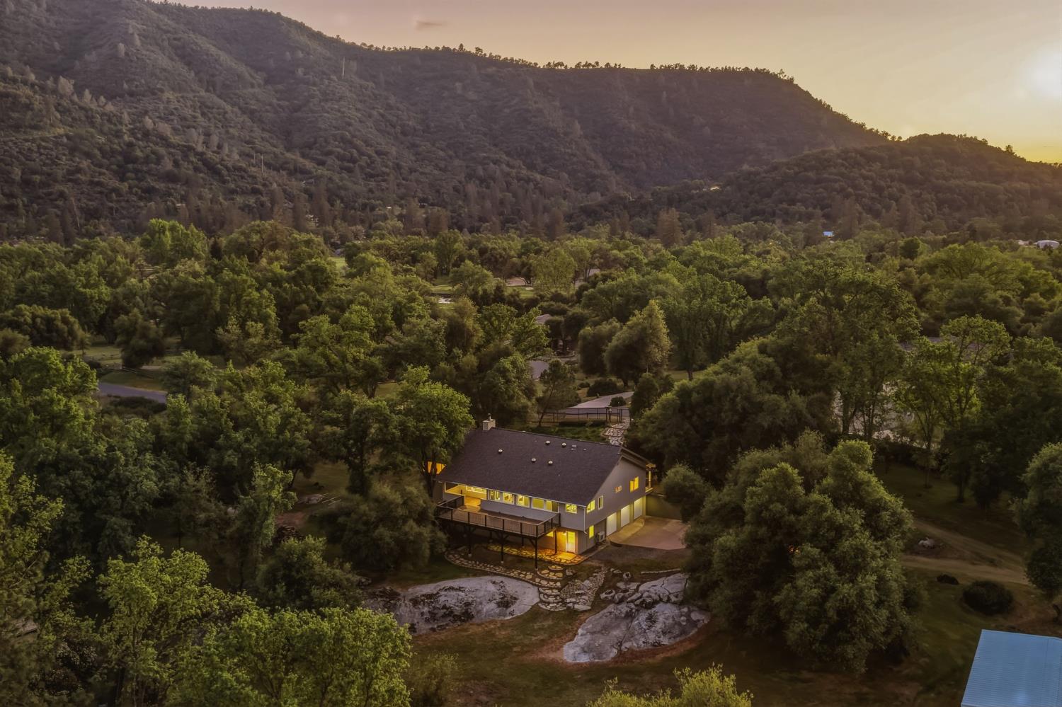 45012 Mockingbird Ln, Oakhurst, CA 93644