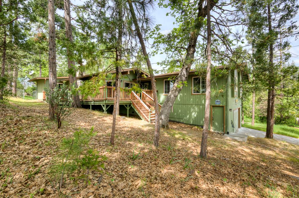 39410 Manzanita Dr, Oakhurst, CA 93644