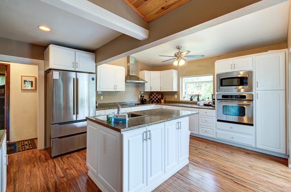 39410 Manzanita Dr, Oakhurst, CA 93644