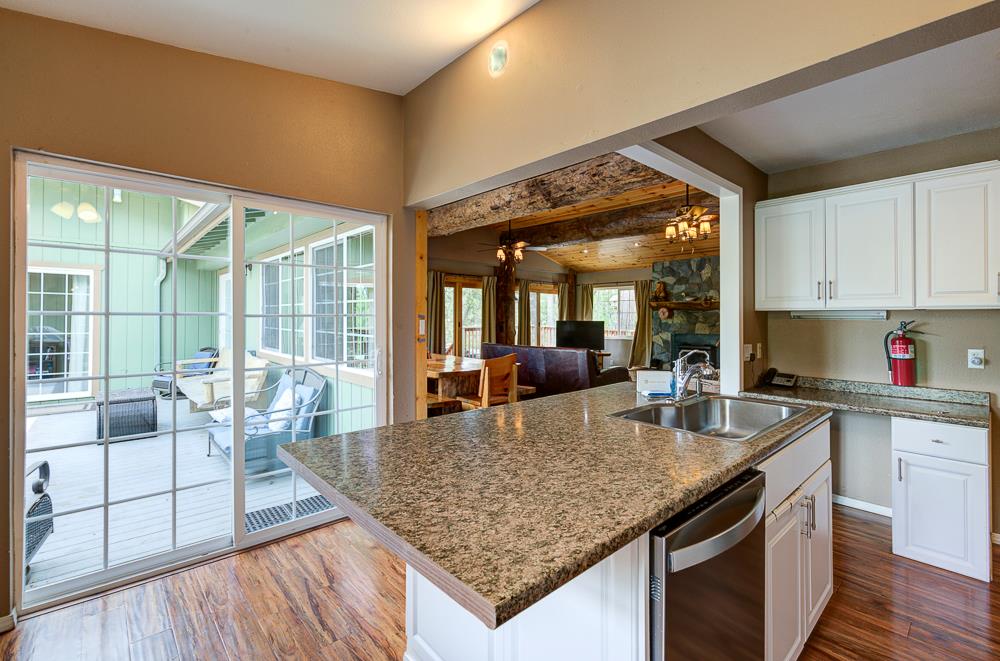 39410 Manzanita Dr, Oakhurst, CA 93644