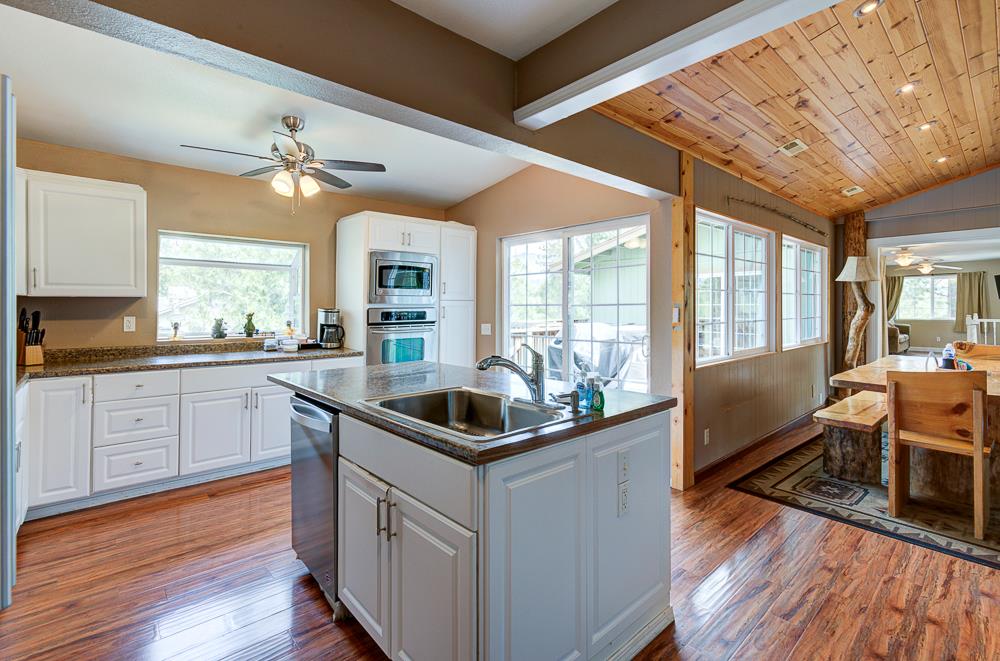 39410 Manzanita Dr, Oakhurst, CA 93644