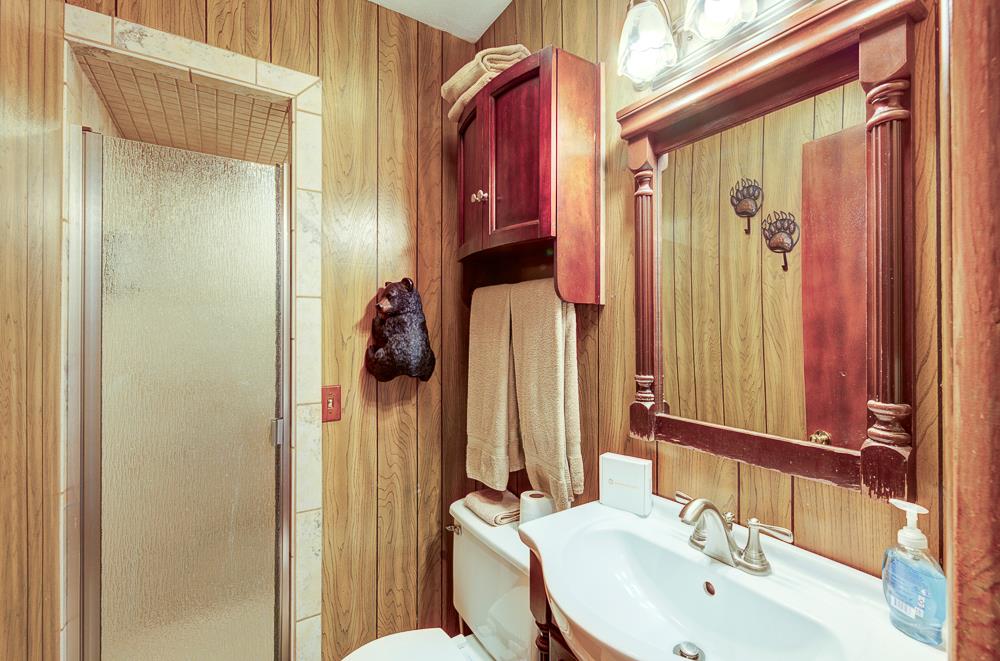 39410 Manzanita Dr, Oakhurst, CA 93644