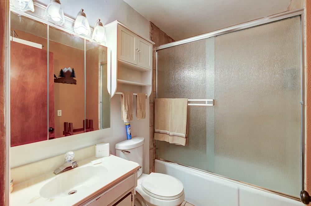 39410 Manzanita Dr, Oakhurst, CA 93644