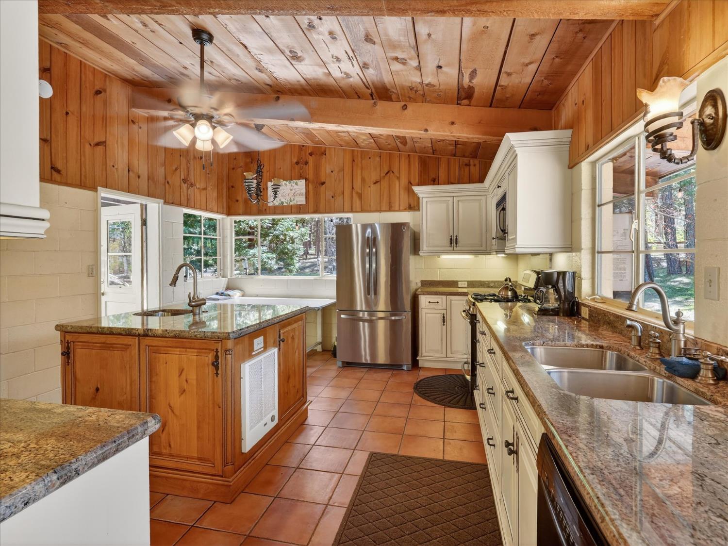 37733 37736 Black Ranch Rd, Oakhurst, CA 93644