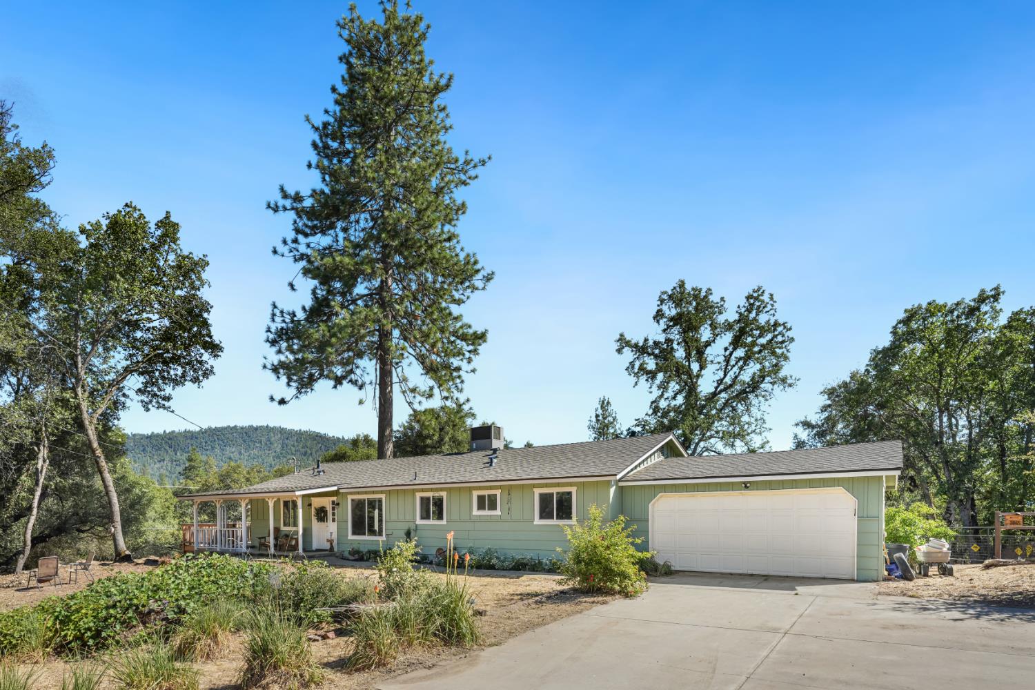 38696 Sierra Lakes Dr, Oakhurst, CA 93644